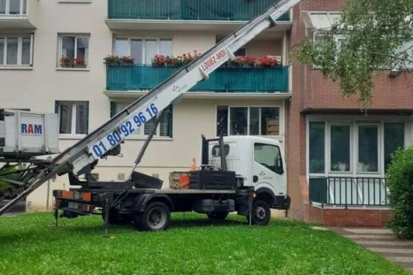 Un technicien, un monte-meuble, zéro stress